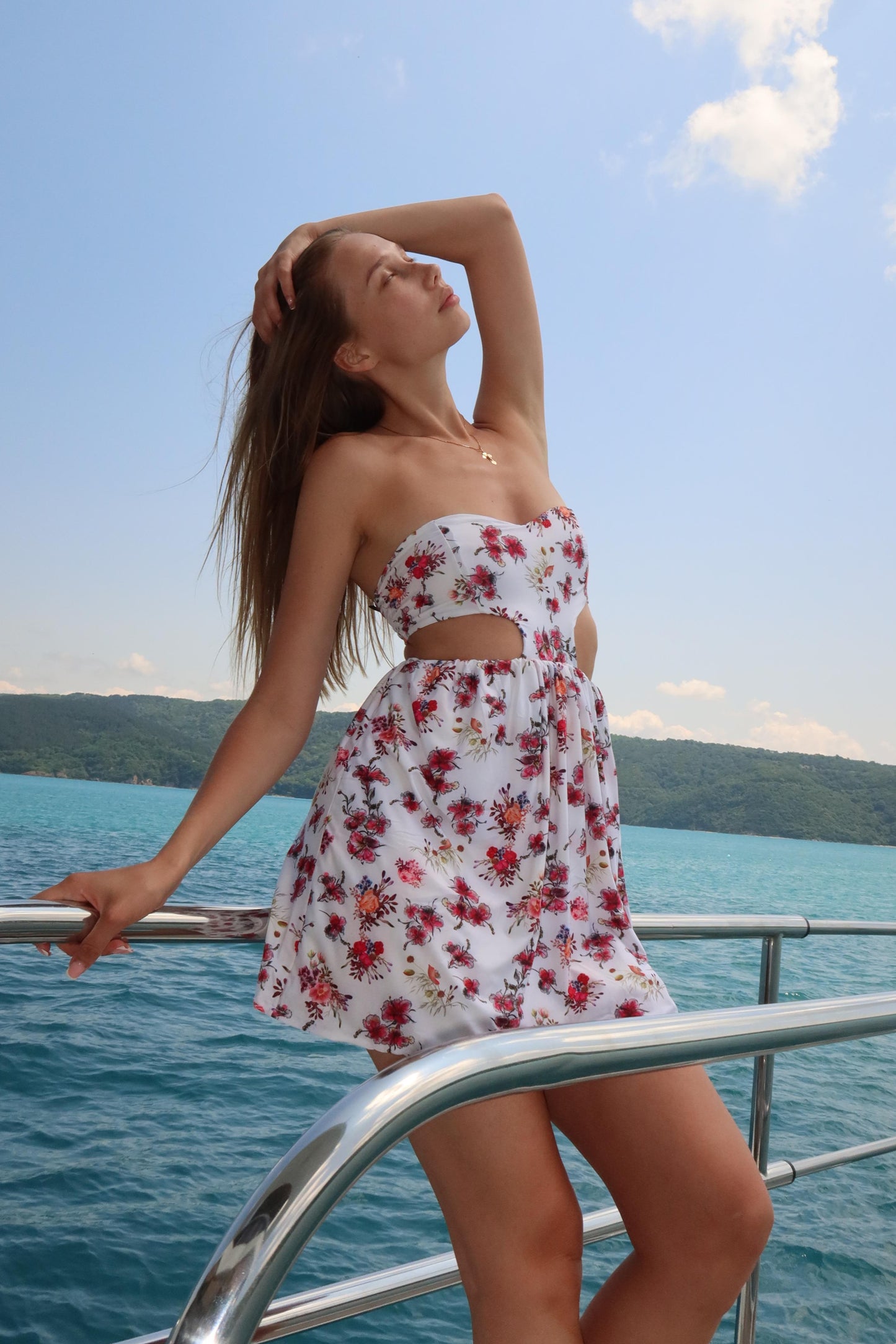 Çiçek Desenli Cut-Out Straplez Mini Elbise