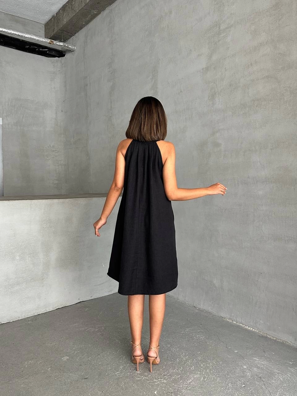 Minimal Stil Askılı Siyah Keten Elbise