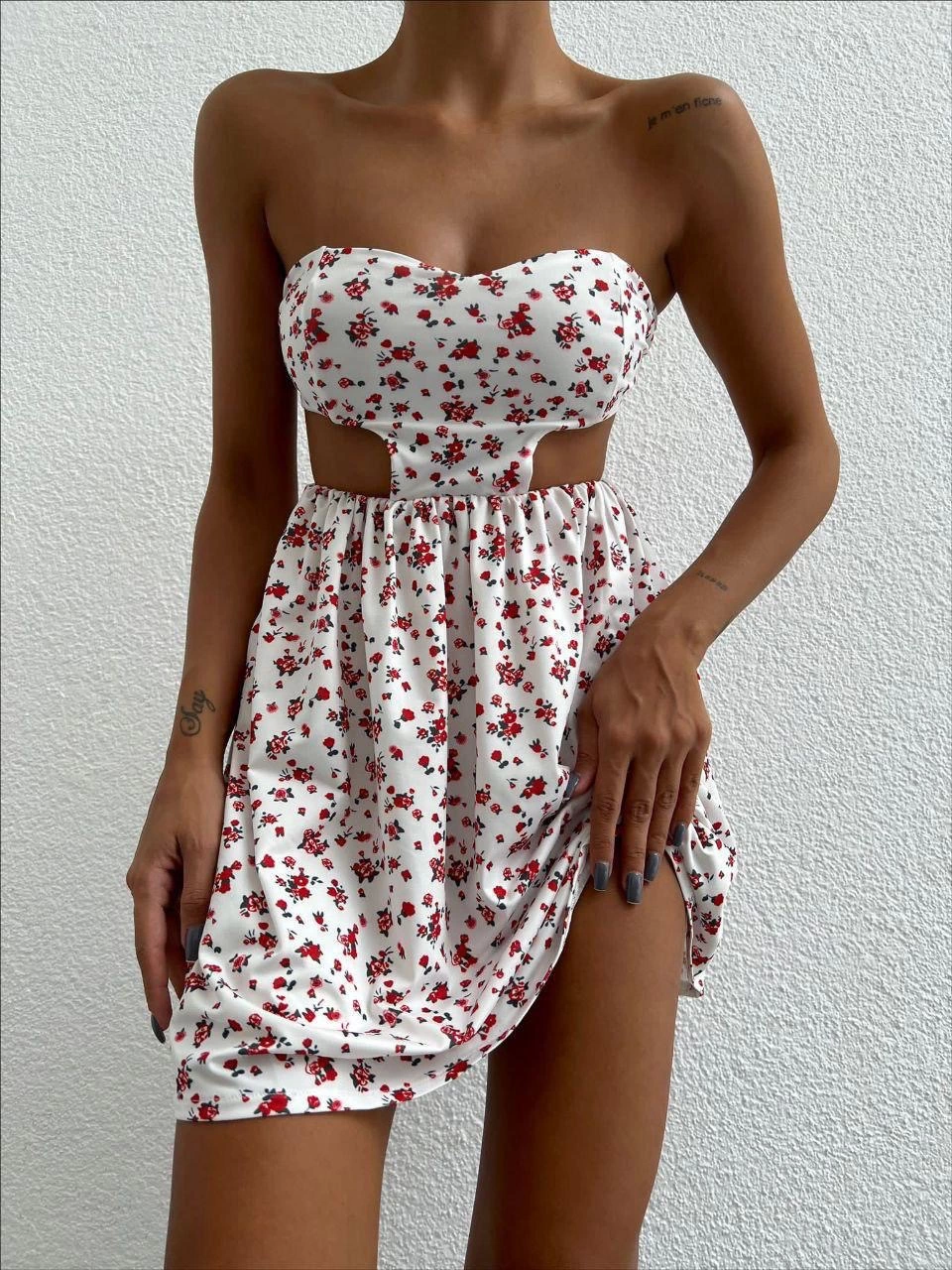 Çiçek Desenli Cut-Out Straplez Mini Elbise