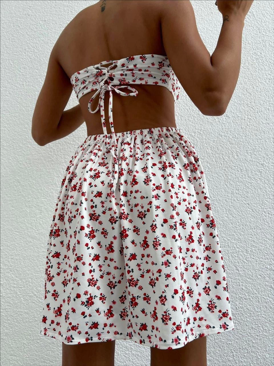 Çiçek Desenli Cut-Out Straplez Mini Elbise