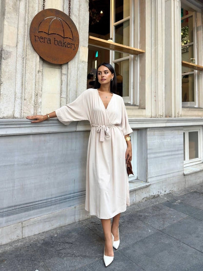 Allegra Kuşaklı Yırtmaçlı Saten Elbise – Krem